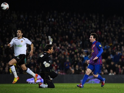 Messi ghi bốn bàn trong thắng lợi của Barcelona.